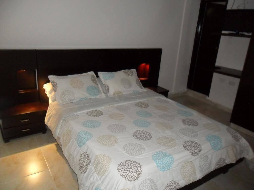Hotel Riviera Plaza بوكارامانغا المظهر الخارجي الصورة